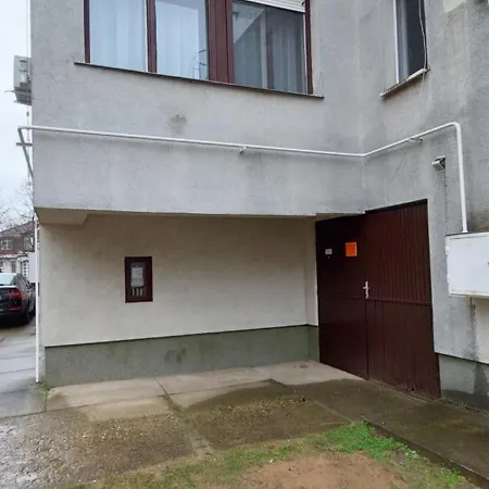 アパート Summer Kardos *